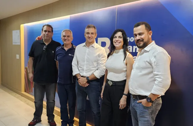 "Na foto: Augusto Brum - Diretor Comercial C6 Seg; Alex Maia - Gestor Filial Salvador C6 Seg; Izabela Fonseca - Gerente de Projetos C6 Seg; Solon Barretto - Vice-presidente Comercial Alba Seguradora; Sérgio Ramos - Gerente Comercial Alba Seguradora"